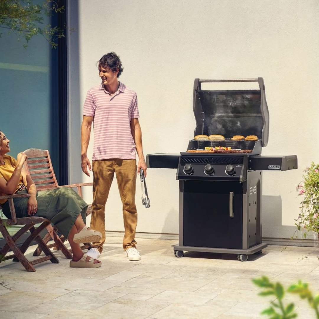 Napoleon Rogue® 425 Gas Grill (Black)